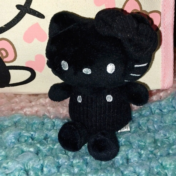 Bows and Hearts 💕 Hello Kitty Shoulder Tote - Picture 4 of 11